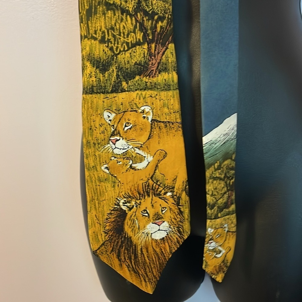 WWF Workd Wildlife Fund Vintage 1995 Lions Silk Necktie Tie Design No 115